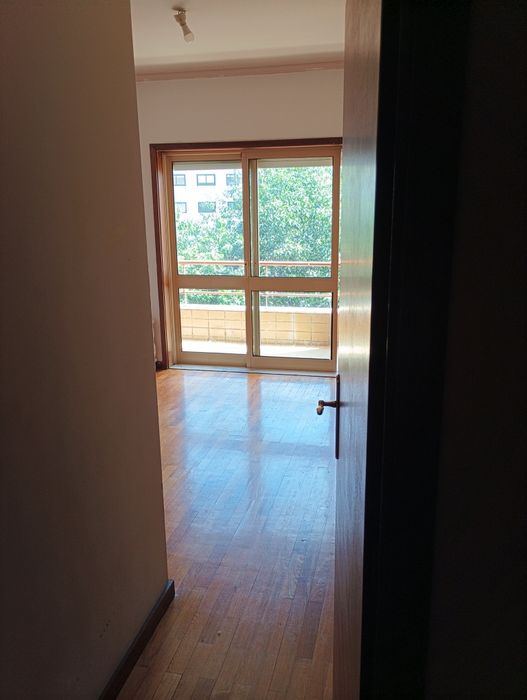 Single Room with Balcony – Areosa, Porto | €600 (Bills Included)