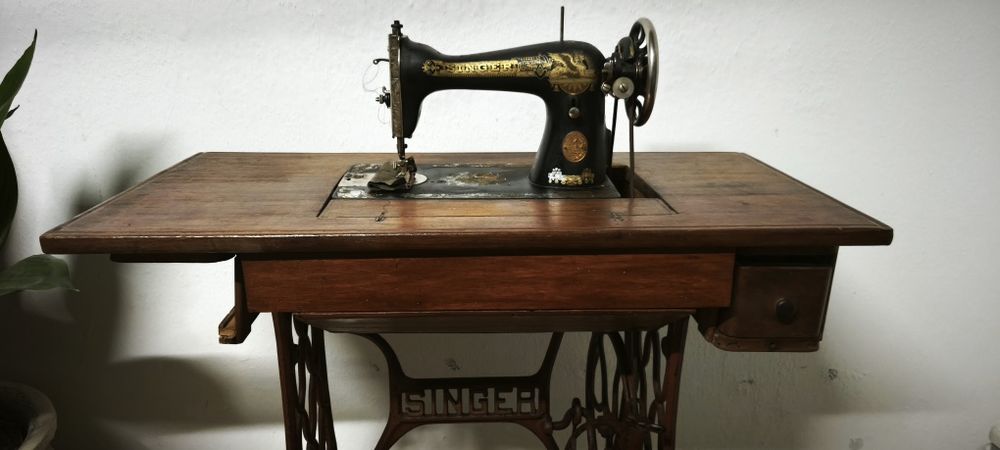 Máquina de costura Singer antiga