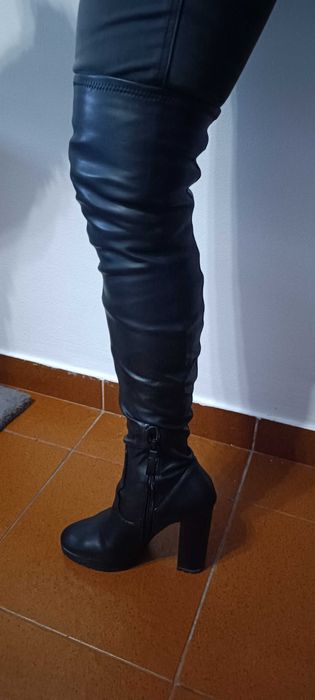 Bota preta alta mulher
