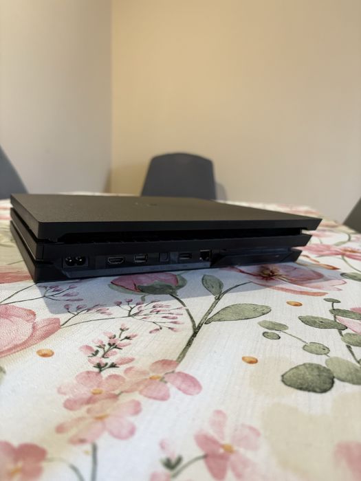 Ps4 Pro + 2 pady oraz kable