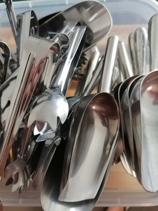 Colher de granel e pinças gelo