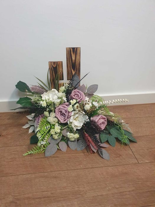Elegancki stroik na cmentarz z drewnianym krzyżem | Kwiaty sztuczne