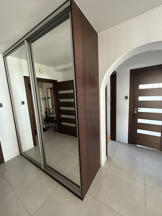 Duża szafa wnękowa na korytarz