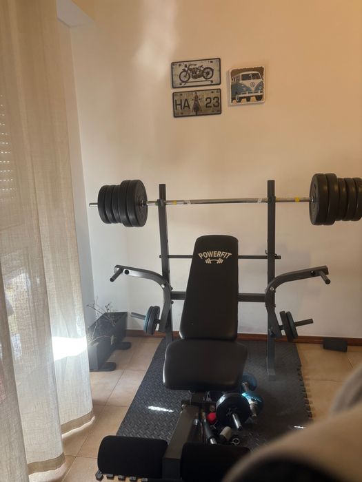 Banco supino com barra, halteres e pesos