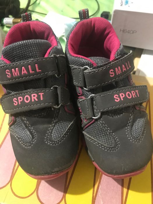 Кросівки на дівчинку.