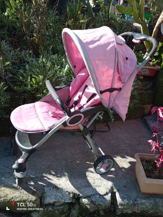 Carrinho de bebê em estado razoável com tudo a funcionar na perfeição.