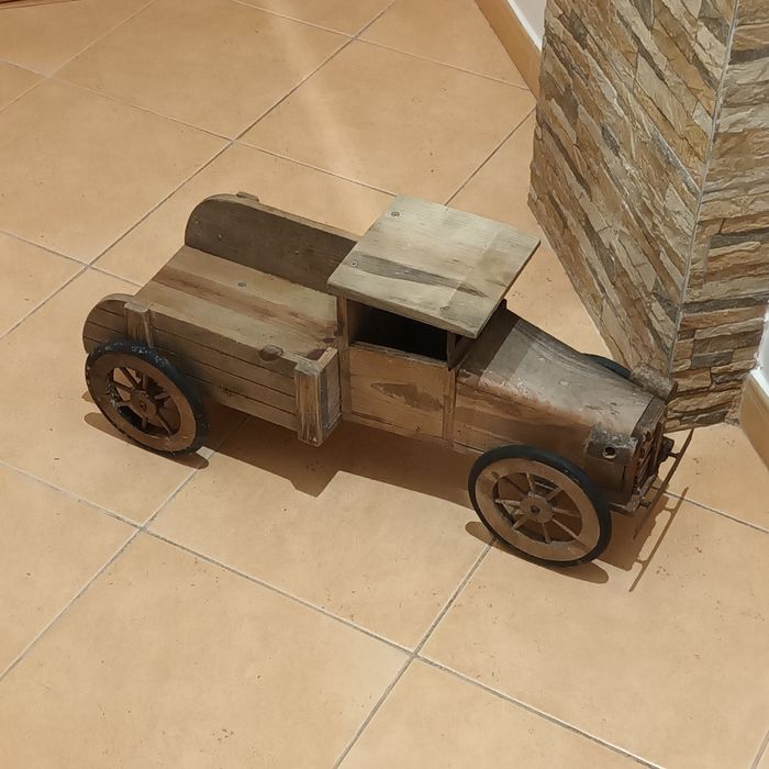 Antigo e raro camião de madeira