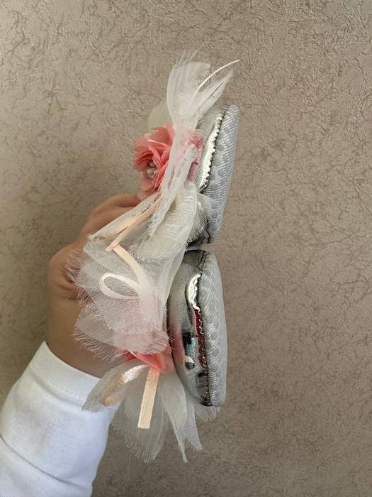 Нарядні пінетки -сріблясті з квітами