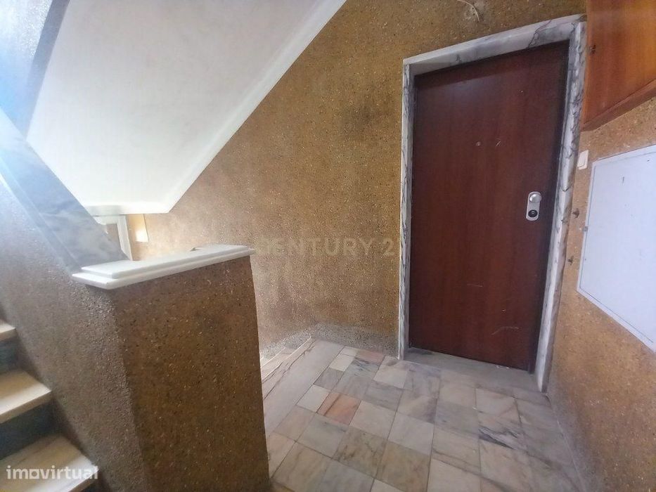 T2 Totalmente Remodelado no Carregado – Cozinha Equipada e Excelente A