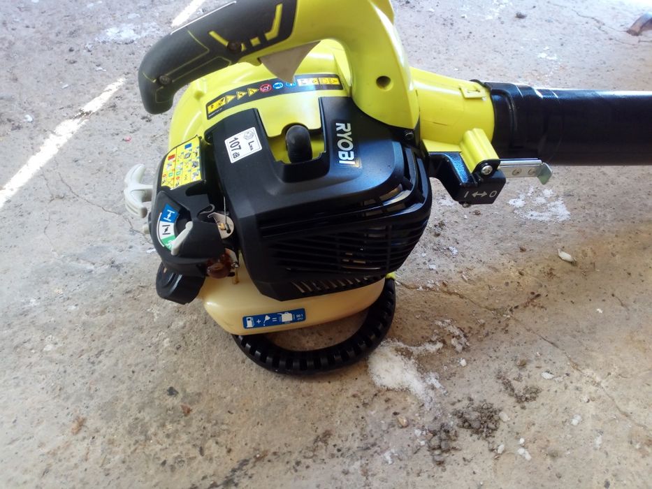 Dmuchawa spalinowa z funkcją odkurzacza