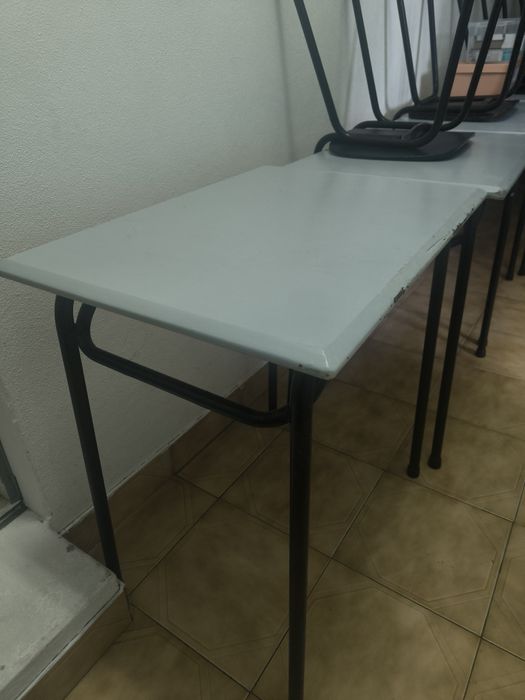 Mesas e cadeiras escolares