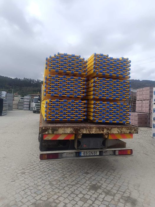 Scania 8x2  340cv 4 eixos
