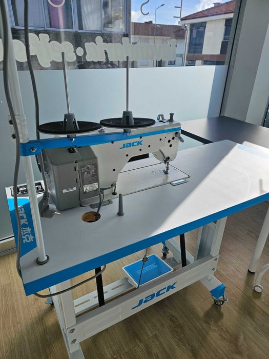 Maquina profissional de costura com bancada semi nova