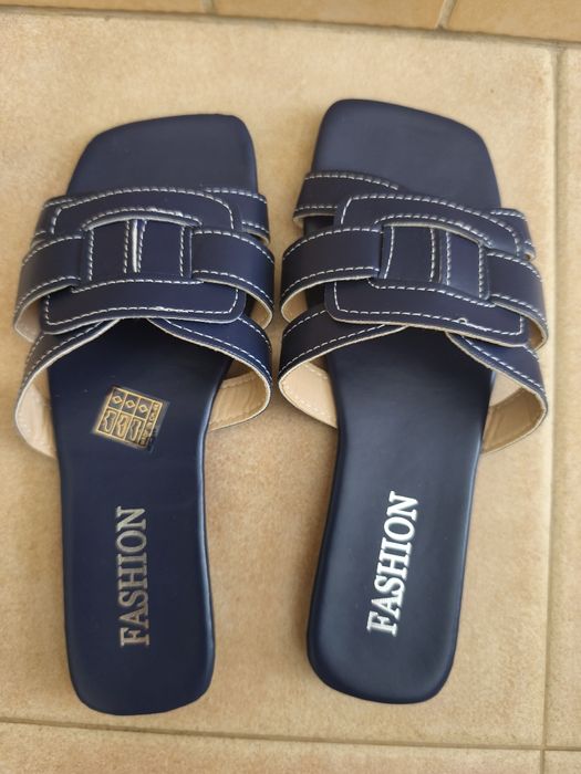 Chinelas azuis novas