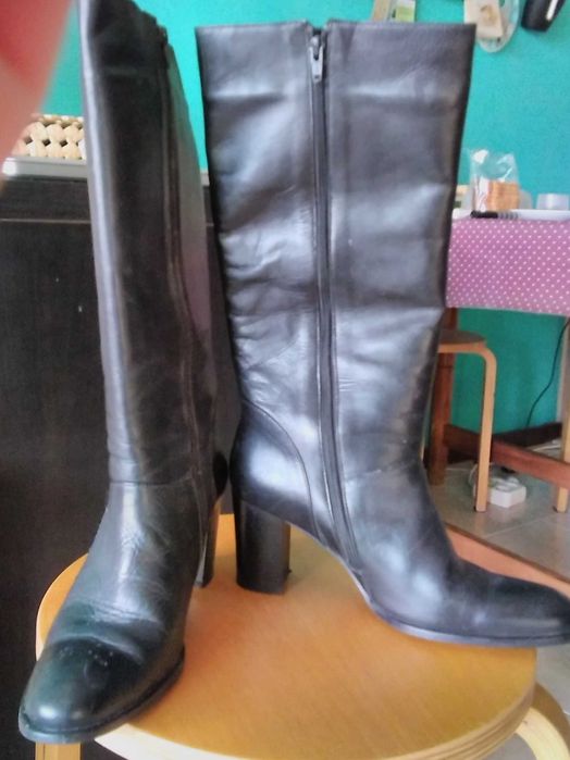 Botas de cano alto em pele genuína - Oportunidade!