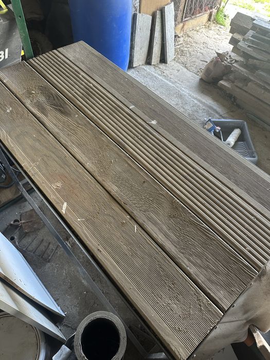 Mesa em madeira tratada