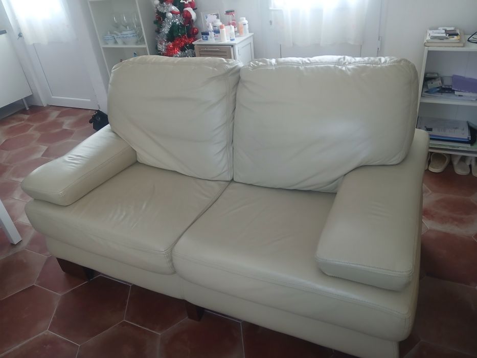 Sofás  Pele creme claro.Como novos muito estimados.