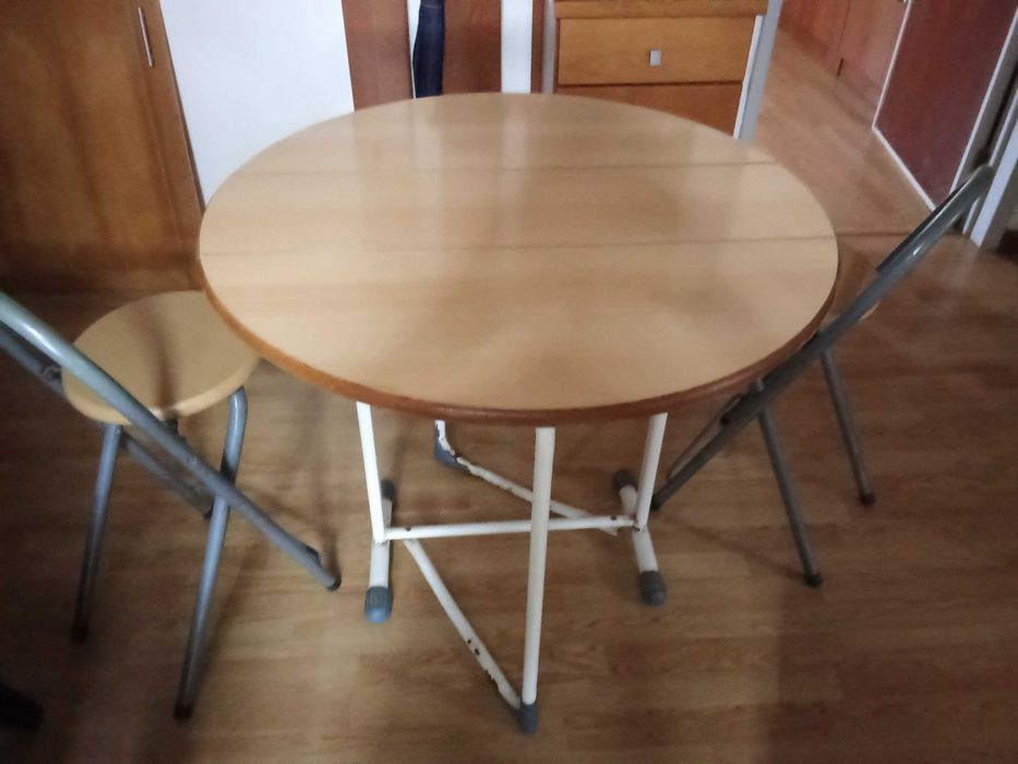 Mesa com 2 cadeiras