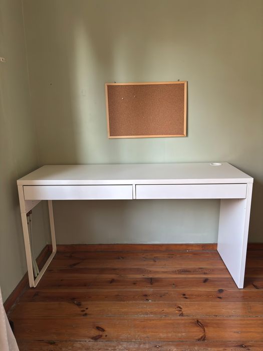 białe biurko Ikea Micke