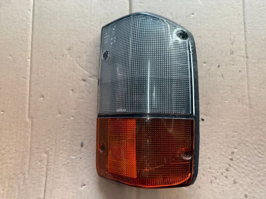 Lampa / reflektor Nissan Patrol GR Y60 prawa strona tył tylna w błotnik- oryginalna