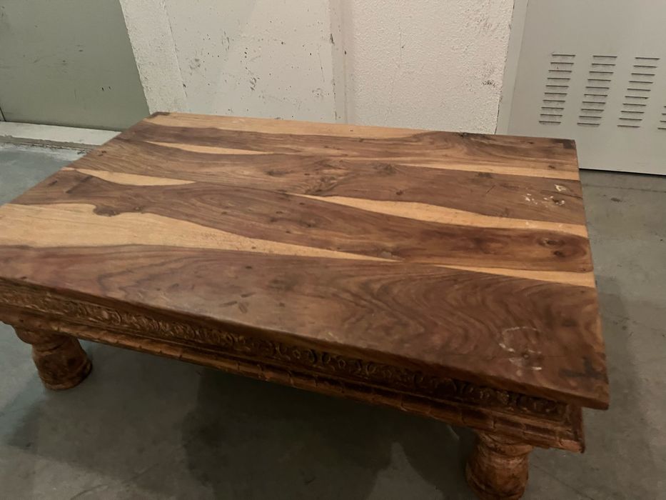 Mesa de madeira com entalhes