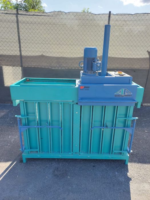 Belownica prasa dwukokorowa do foli makulatury kartonu odpadów śmieci