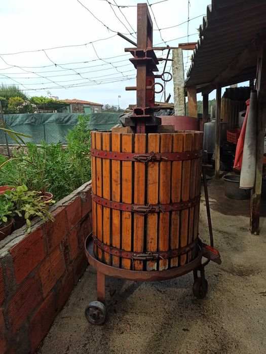 Prensa hidráulica para vinho e bagaço.