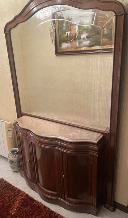 Mobília em madeira de castanheiro