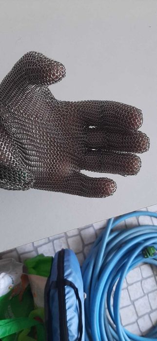 Luvas de aço.