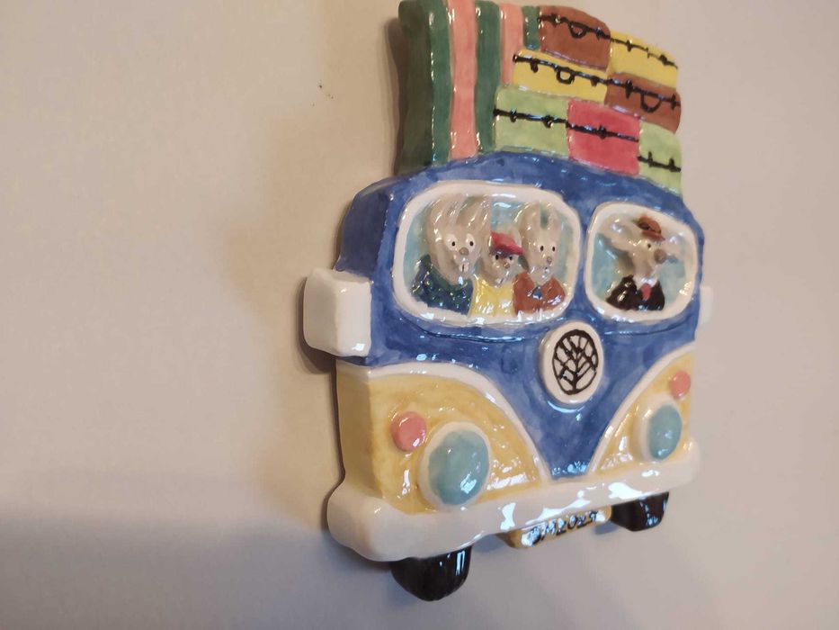 Escultura de cerâmica feita à mão: família de coelhos viajando na van
