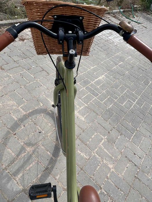 Bicicleta urbana Dolce Vita by Canellini mulher com bolsa e cesto - Verde Oliva
