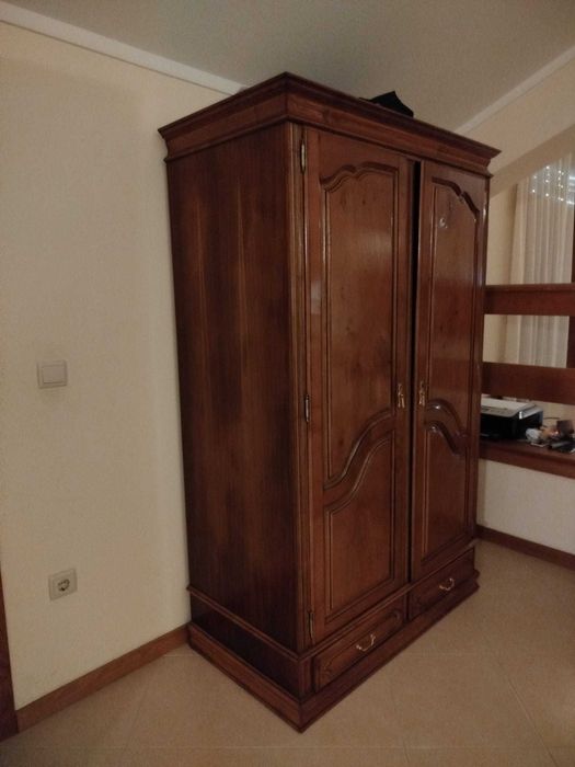 Armário e mesinha de cabeceira antigos