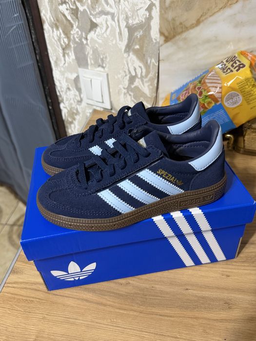 Продам детскую обувь Adidas