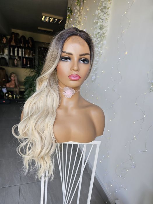 Długa peruka fale loki platynowy blond z odrostem 3D Karla naturalna