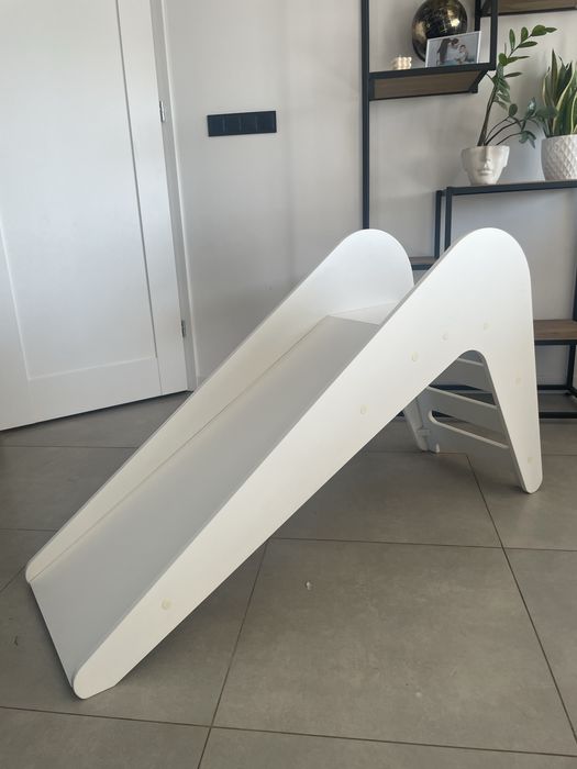 Stabilna drewniana zjezdalnia