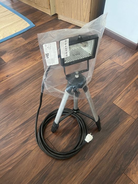Halogen z tripodem