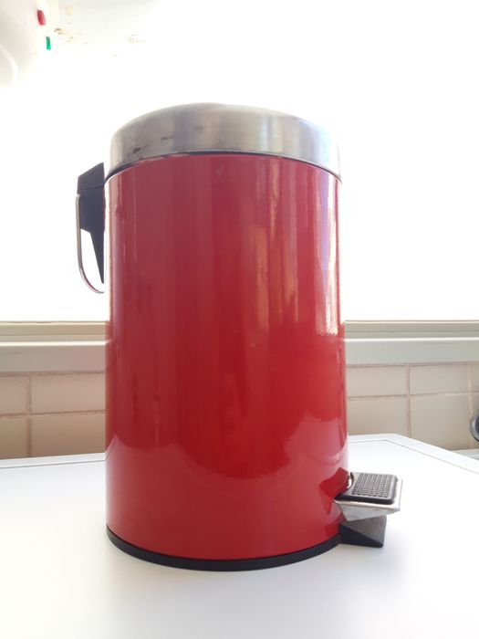 Caixote do lixo vermelho pequeno (usado)