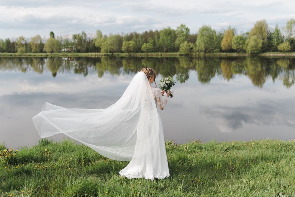 Даю на прокат весільню сукню білого кольору
