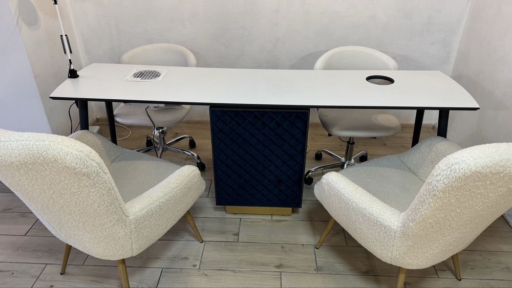 Манікюрний стіл на два робочих місця .