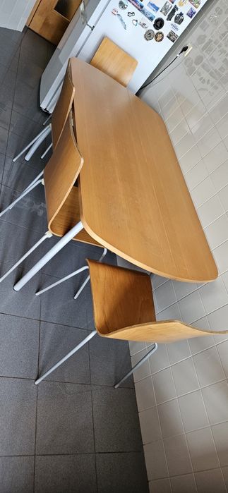 Mesa madeira com cadeiras incluídas