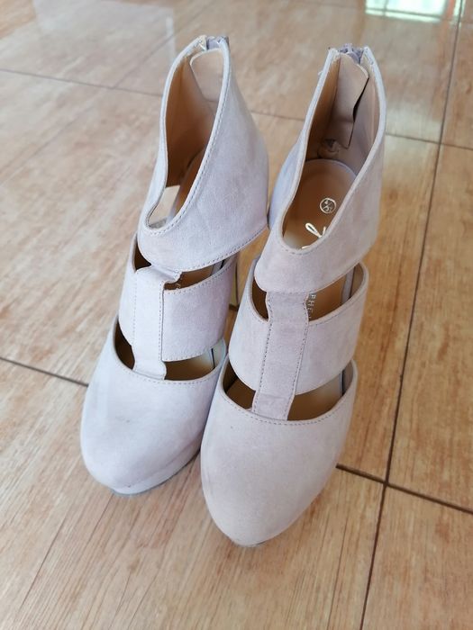 Sapatos de salto alto