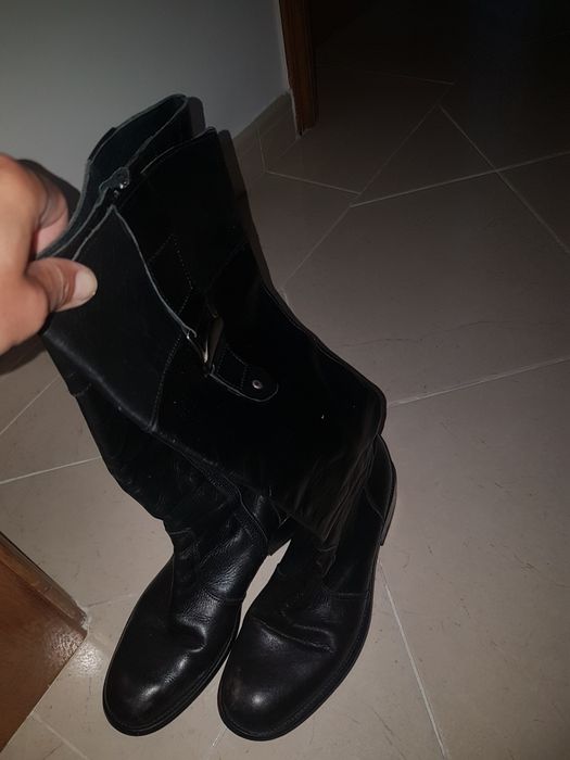 Botas em pele pretas