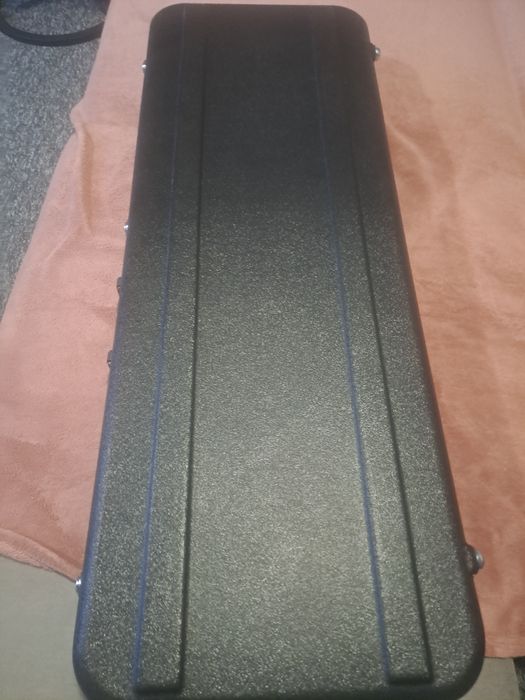 Gitara elektryczna z twardym futeralem.