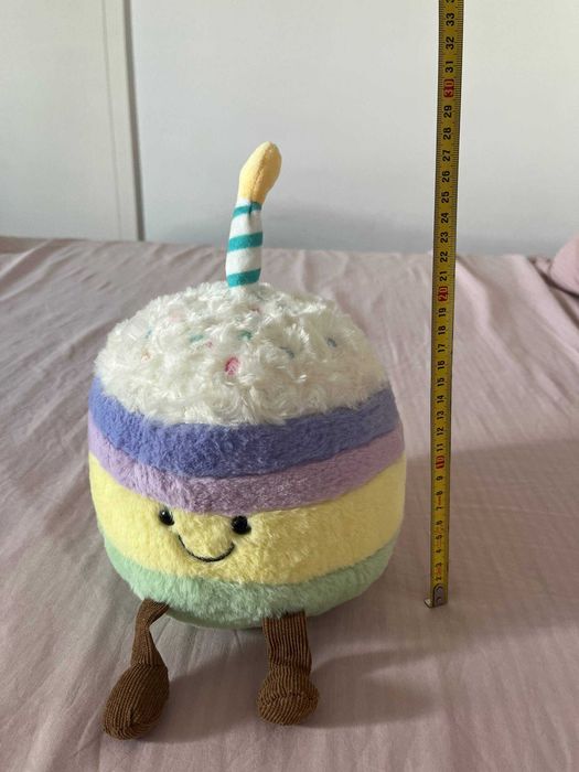 Peluche bolo de aniversário com vela e pernas, cerca de 27 cm
