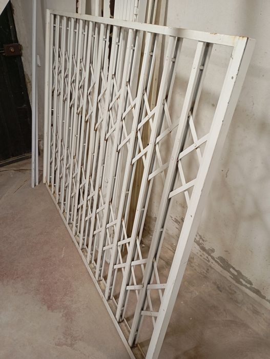 Grades de segurança, de cor branca, para proteção de portas e janelas