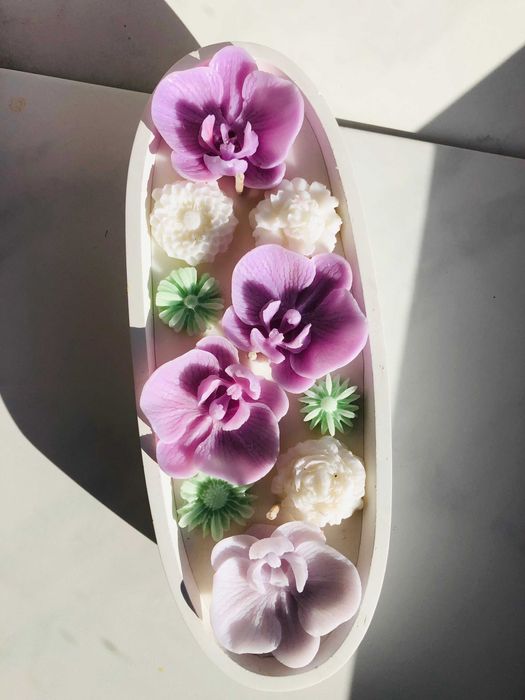 Świeca świeczka w owalnym dużym pojemniku kwiaty