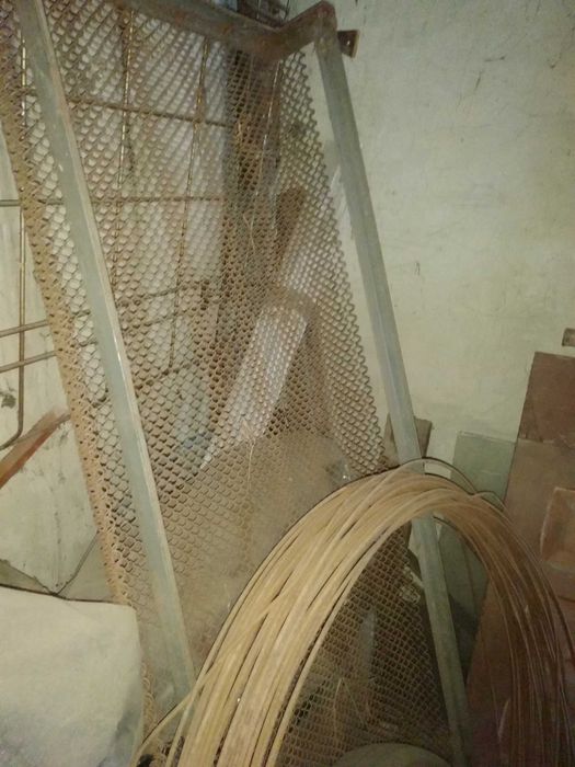 Двері дерев'яні, ліжко металеве та інше