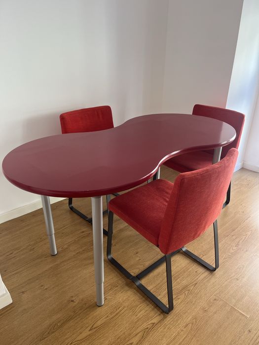 Vendo mesa com cadeiras incluídas