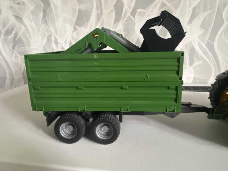 Продам  трактор Bruder John Deere 7930