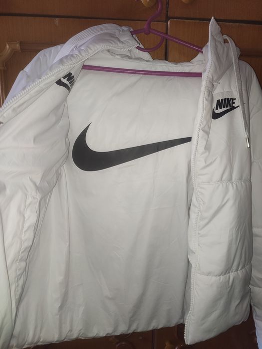 Жіноча  біла куртка Nike
